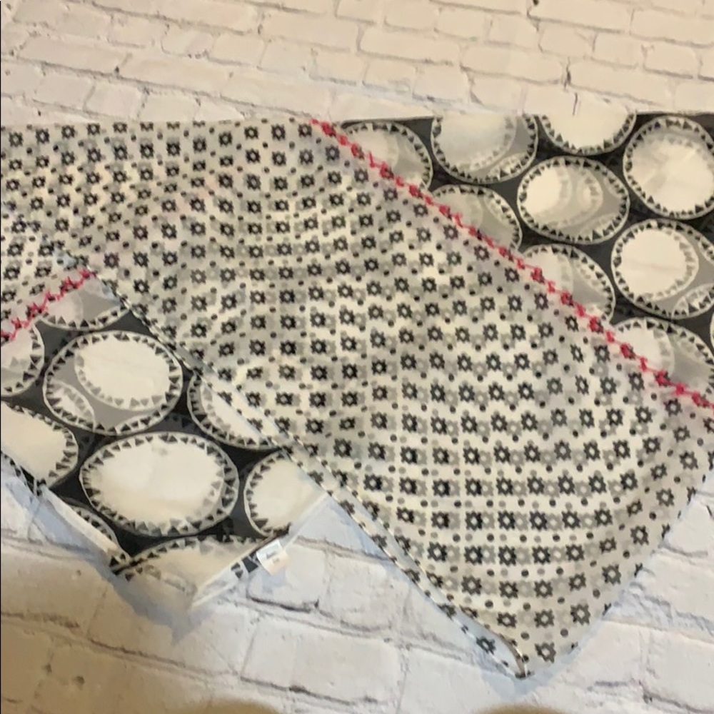 Echo Infinity Black & White Scarf - Picture 8 of 8